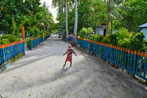 Excursion no. 2: Young kid in the Arborek street